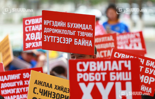 Эмч нар гудамжинд гарахад ойрхон байна